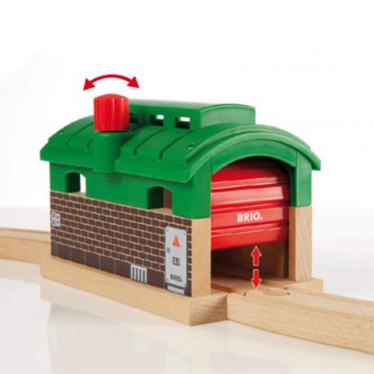 Депо BRIO с механическими дверями 