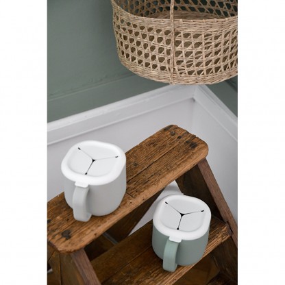 Чашка Beaba Pick ’n’ Snack силіконова для снеків і напоїв, оливкова