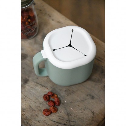 Чашка Beaba Pick ’n’ Snack силіконова для снеків і напоїв, оливкова