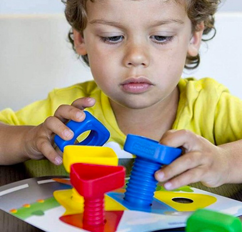 Дитина грає з болтами і гайками: розвиток концентрації та моторики