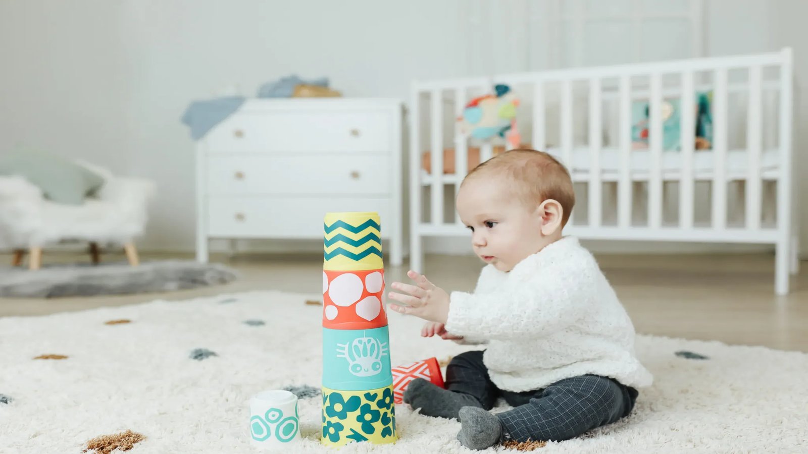 Дитина грається вдома — гід: як обрати підгузки Clearly Herbal Bamboo за розміром